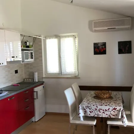 Apartman Rosso 400 M From Beach, Comfortable & Free Parking