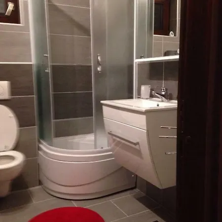 Apartman Rosso 400 M From Beach, Comfortable & Free Parking