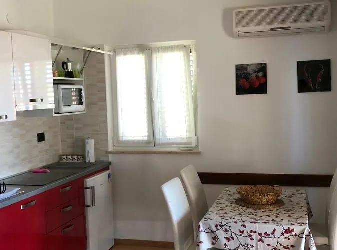 Apartman Rosso 400 M From Beach, Comfortable & Free Parking